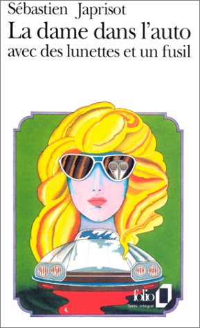 La  dame dans l'auto avec des lunettes et un fusil