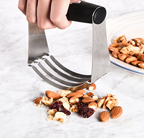 MASGALACC Pastry Scraper Biscuit Cutter Set (5 Pieces/Set) Stainless Steel Dough Blenders Round Cookie Cutter Set Multipurpose Scraper for Baking Pastry