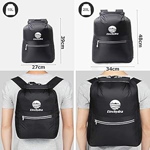 Etechydra Dry Bag 20L Rucksack Wasserdicht Taschen, Ultralight Wasserdichter Packsack Sack Beutel Outdoor für Boote Strand, Kajak, Camping, Bootfahren, Schwimmen, Angeln, Wandern, Schwarz. 6 Schnorchelmasken 51PbgiVs2PL. SS300 ★LIGHTWIGHT DURABLE NYLON RUCKSACK - Unsere Dry Bag Wasserdichter Packsack besteht aus Nano-Dacron-Material, ist extrem langlebig, ungiftig und geruchlos. Im Vergleich zur traditionellen Strand Wasserdichte Taschen ist unsere Faltgröße nur die Hälfte davon, leicht, faltbar und tragbar. Die Integration von Aufbewahrungstasche und wasserdichtem dry bag ultralight Rucksack erhöht die Kapazität und die bequeme Aufbewahrung.
★AUSGEZEICHNETER WASSERDICHTER TROCKENSACK- Der wasserdichte und reißfeste Etechydra Wassertasche Packsack 10L /20L bietet einen hohen Schutz für wichtige Gegenstände wie Smartphones, Kameras, Dokumente, Kleidung usw. Die neuesten wasserdichten PVC-Streifen sorgen für Wasserdichtigkeit Dichtung. Kajakfahren Wasserdichte Taschen Beutel Es ist sehr sicher im Wassersport zu verwenden.
★WET DRY SEPARATION VERSATILE DRY BAG - Wasserdichte taschen outdoor Dank des Designs für Nass-Trocken-Trennung und Seitentaschen können Sie nasse Kleidung hineinlegen, Halten Sie alles trocken zum Schwimmen, Bootfahren, Kajakfahren aber auch für Outdoor-Aktivitäten wie Camping, Wandern. Der reflektierende Streifen der Reißverschlusstasche kann Ihre Sicherheit im Dunkeln schützen. Die Seitentaschen eignen sich hervorragend für Wasserflaschen und Regenschirme.