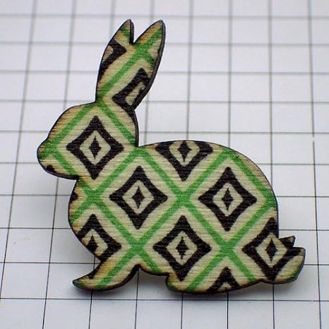 Amazon 限定 レア ピンバッジ 木製 ウサギ 菱型 四角 模様 ピンズ うさぎ 兎 バッジ ホビー