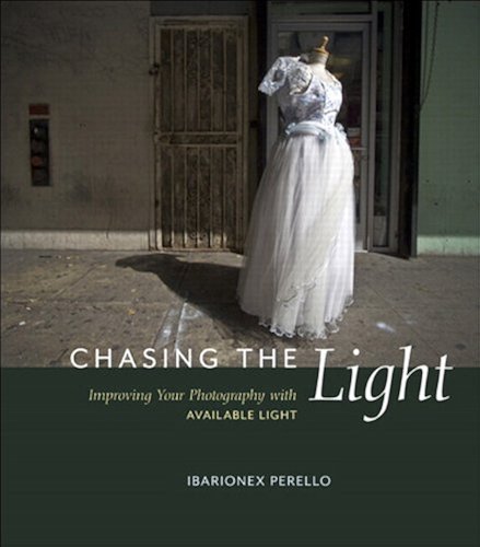 Download Chasing the Light: Improving Your Photography with Available Light (Voices That Matter) (English Edition) PDF
