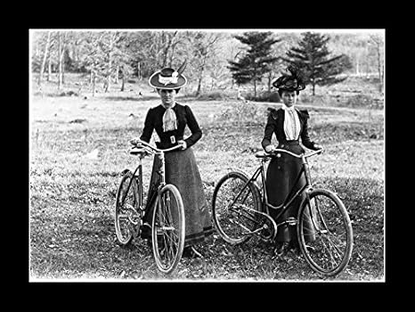 Amazon 8 X 10 オールウッドフレーム写真 自転車に乗ったビクトリア朝の女性たち 1900 Celebrity Framed Art アートフレーム ポスター 通販
