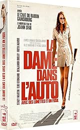 La Dame Dans L'auto Avec Des Lunettes Et Un Fusil