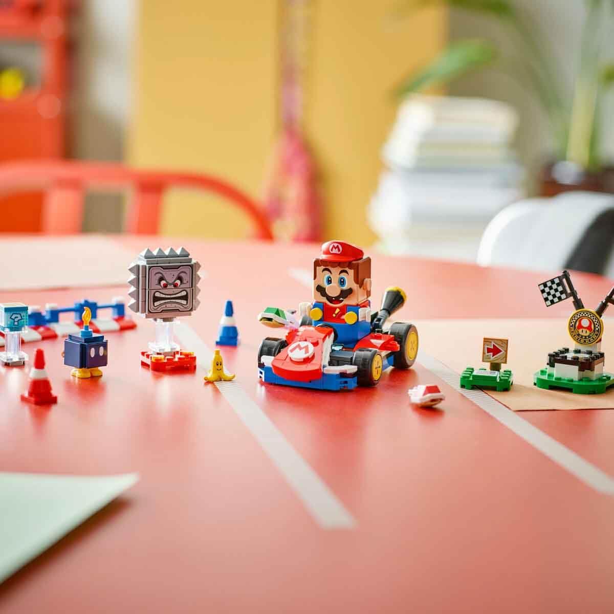 LEGO Mario Kart - Interaktiver Mario & Standard-Kart - Nintendo Spielzeug - Spiel Rennstrecke mit Auto, 3 Figuren, Podium & Barrieren - Gamer Geschenk für Jungen & Mädchen ab 7 Jahren - 72043 2