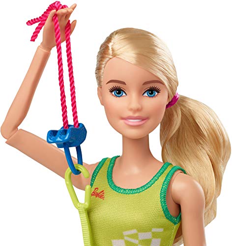 Barbie GJL75 - Olympische Sommerspiele Tokyo 2020 Kletterin Puppe mit Outfit, Tokyo 2020-Jacke, Medaille, Klettergurt und Karabinerhaken, Spielzeug für Kinder ab 3 Jahren – Bild 4