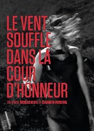 Le Vent Souffle Dans La Cour D'honneur