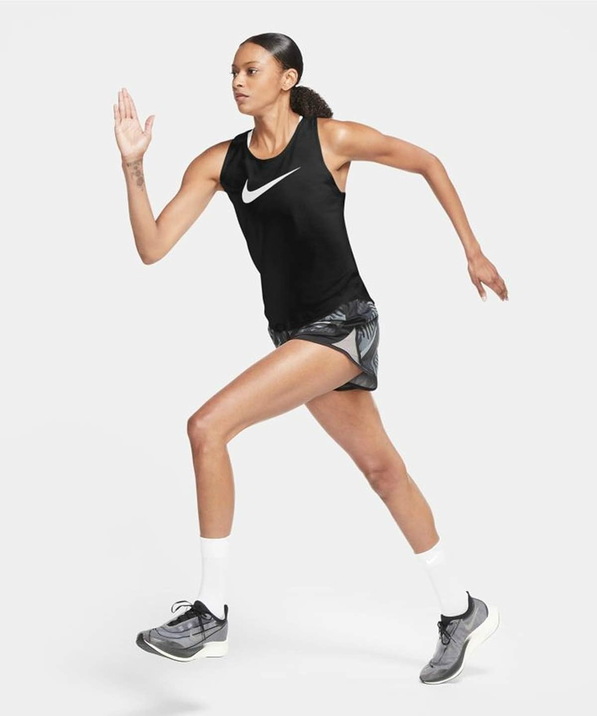 Amazon ナイキ 陸上 ランニング ノースリーブシャツ ウィメンズ スウッシュ ラン タンクトップ レディース シャツ 通販