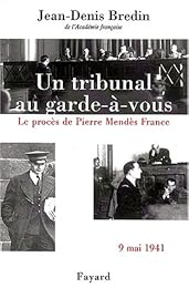 Un  tribunal au garde-à-vous