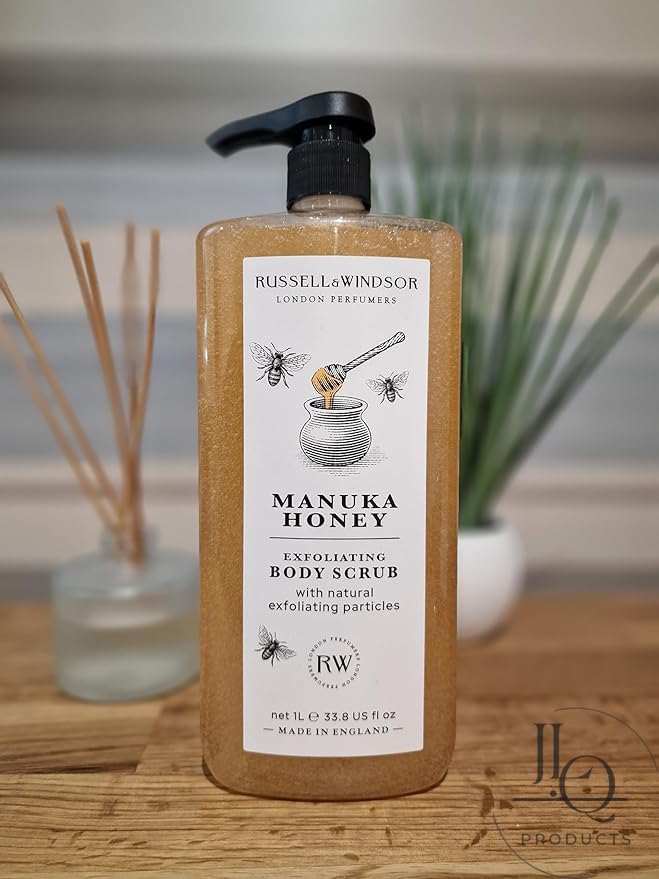 Russell & Windsor Manuka Honey Exfoliating Body Scrub, Natural Exfoliating Particles, Honey & Milk Scent. net 1L. MADE IN ENGLAND