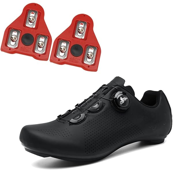 L'homme porte des chaussures de cyclisme pour s'entraîner sur le vélo