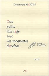 Une  petite fille sage en socquettes blanches