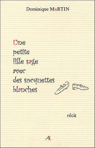 Une  petite fille sage en socquettes blanches