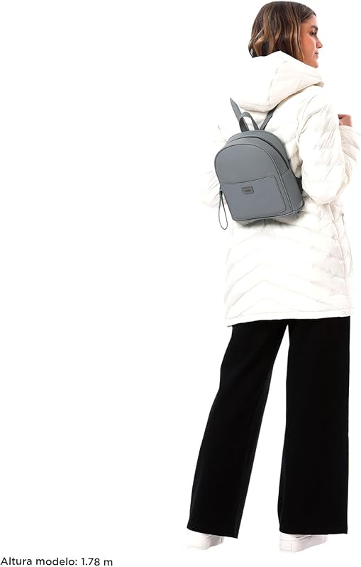 - Mochila Mujer Casual, Modelo Smooth, Capacidad 4 L, Compartimento Principal, Bolsillo Delantero, Bolsillo Interno Plano, Portallaves, Correas Ajustables, Color Monument Gris