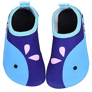 SITAILE Kinder Badeschuhe Wasserschuhe Aquaschuhe Barfußschuhe Schwimmschuhe Strandschuhe Schnell Trocknend Surfschuhe Pool Yoga für Jungen Mädchen Baby 24/25 EU, A Dunkelblau 2 Schnorchelmasken 51TNgKiIbHL. SS300 Obermaterial: Neopren. Komfort und Bequemlichkeit Für den Outdoor-Sport.
Innenmaterial: Polyeste. Trocknen die Wasserschuhe sher schnell. Atmungsaktiv, dünn, wie eine Haut.
Sohle: Gummi. Weicher Entwurf der Sohle zum der Kratzer zu verhindern, deshalb kann es besser sein, die Füße der Kinder zu schützen.
Verschluss: Ohne Verschluss
Absatzhöhe: 0.5 cm
Absatzform: Flach
Materialzusammensetzung: Neopren. Weiche Sohlen, bequem und elastisch.
Schuhweite: Schmal
Wasserdicht