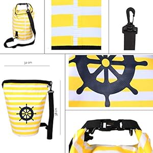 XENOBAG Dry Bag 8l / Wasserfeste Tasche/Strand Rucksack mit maritimem Muster/wasserdichter Beutel (drybag) mit verstellbarem Schultergurt (8 Liter, weiß/gelb Steuerrad) 3 Schnorchelmasken 51Tp1wZ4S4L. SS300 NIMM MIT, WAS DIR WICHTIG IST & HALTE ES TROCKEN UND GESCHÜTZT - Wasserdichte Packtasche ideal zur sicheren Aufbewahrung von u.a. Smartphone und Wertsachen z.B. beim Wassersport.
GRATIS HANDTUCH INKLUSIVE - Wasserfeste Badetasche als prima Begleiter am Strand bzw. auf Boot, SUP Board, Kajak, Kanu oder Yacht | mit abnehmbarem Gurt und kl. Handtuch (30cm x 40cm) als Geschenk.
DIE IDEALE GRÖSSE - Maße des unverschl. Beutels aus Lkw-Plane ca. 32cm breit u ca. 38cm hoch | BodenØ ca. 20cm | Gurt max. 100cm | Volumen des geschl. wasserfesten Beutels ca. 8 Liter.