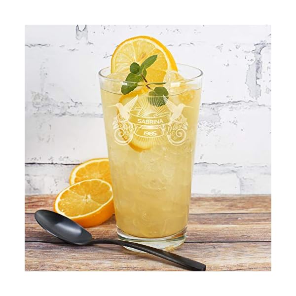 Herz & Heim® Cocktailglas mit Gravur des Namens und Geburtsjahr im karibischem Design – Bild 3