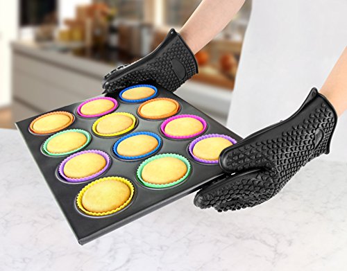 New Star Foodservice 32383 Commercial Grade Silicone Oven Mitts, Black, Set of 2