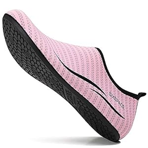 Schnorchelmasken Obermaterial: 92% Polyester + 8% Spandex.Das perfekte Material erleichtert dem Benutzer das An- und Ausziehen und gibt Ihnen ein angenehmes Gefühl. der glatte stoff hat eine gute elastizität am obermaterial und ist schnell trocknend, was sehr gut für wassersport geeignet ist.
Innenmaterial: Mesh + Polyester + Elasthan.Atmungsaktiv, Leicht und komprimierbar für einfaches Packen, Komfort für die Freizeit oder andere Sportarten.
Sohle: Gummi,Die rutschfeste Gummisohle ist weich und dick und schützt Ihre Füße vor Steinen und Steinen. Die Laufsohle des Wasserschuhs ist besser als andere Verschleißteile und verschleißfester.