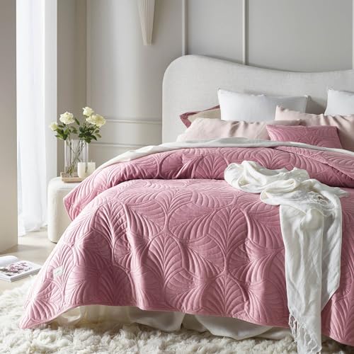 ROOM99 Feel Elegante copriletto rosa 200 x 220 cm, versatile come copriletto o copridivano, coperta per letto e divano, trapunta stile ideale come bedspread velluto
