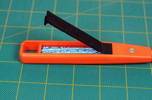 NT Cutter Multi-Use Plastic Cutter with Plastic Cutting Blade and Precision Knife Blade, 1 Cutter (M-500P) - Thumbnail 4