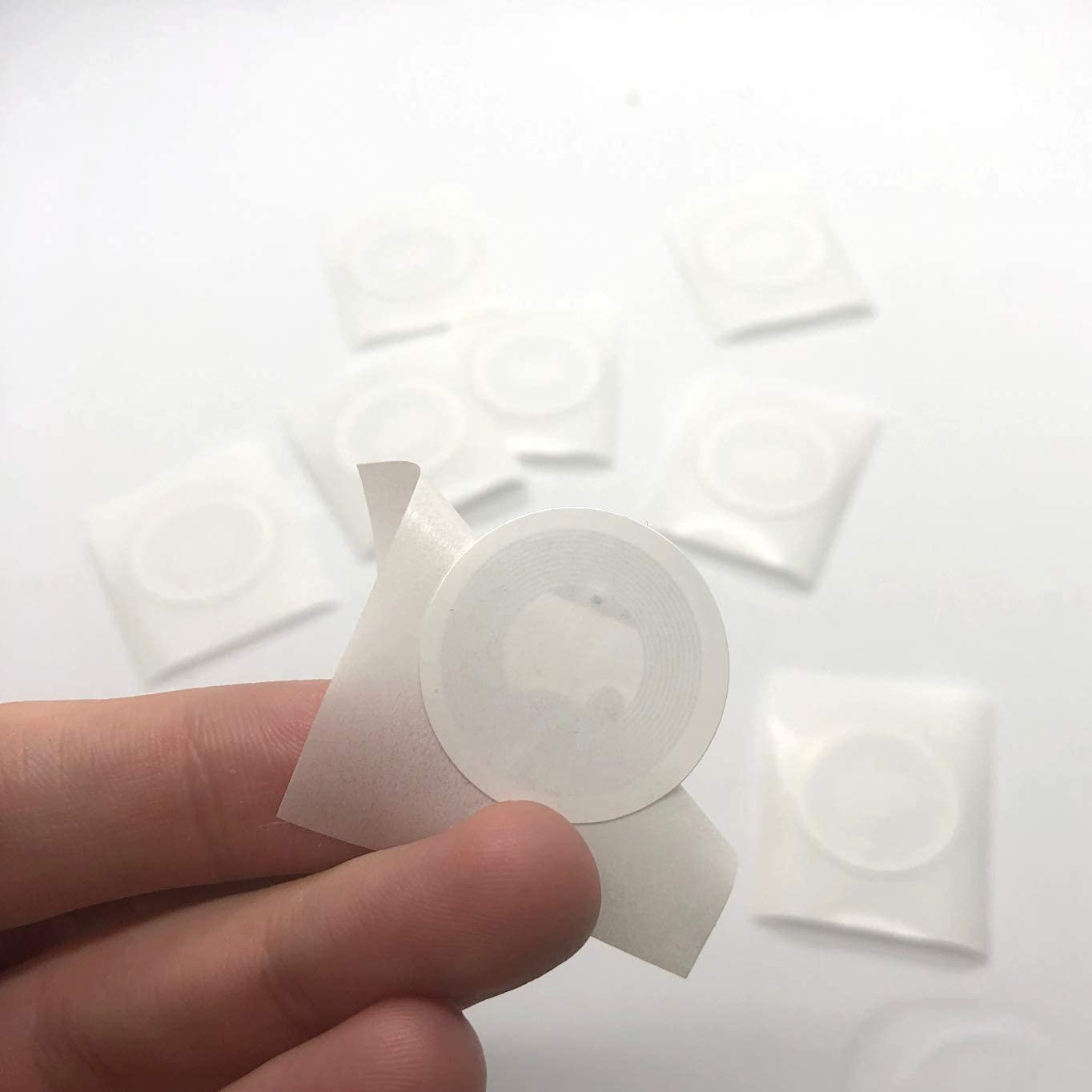 10 X NFC Tags | NXP Chip NTAG216 | 888 Bytes Memory | White Round Stickers | Strong Glue | High Scan Strength with Slim Design
