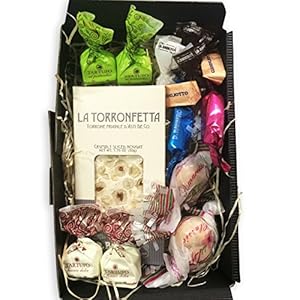Süßes Geschenkset „Dolce Momento“ mit exklusiven italienischen Süßwaren in einer schwarzen Geschenkbox, gefüllt mit Holzwolle (Haselnuss)