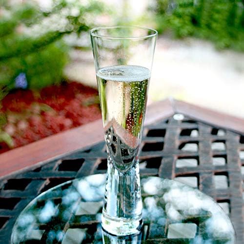 スパークリングワインが入っているステムレスタイプのグラス