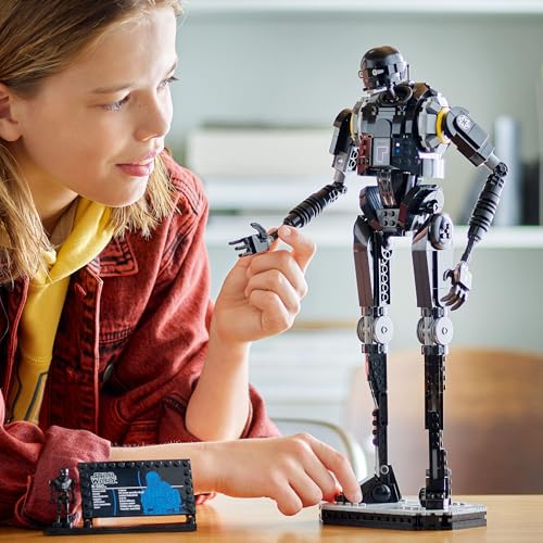 LEGO Star Wars 75434 Sicherheitsdroide K-2SO Spielzeug - Figur zum Bauen & Ausstellen, Sammler-Modell mit Infotafel – Geschenk für Jungen, Mädchen ab 10 Jahre und Erwachsene Andor-Fans 8