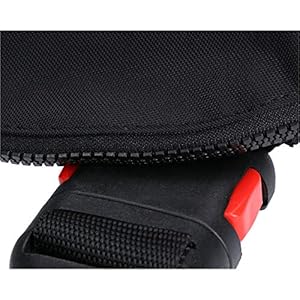 Schnorchelmasken 51WvXu z bL. SS300 SICHERHEIT – Die vollautomatische Rettungsweste gewährleistet eine Ohnmacht sichere Rückenlage und der verstellbare Schrittgurt garantiert einen sicheren Sitz im Wasser. Im Notfall helfen die Signalpfeife, die Bergeschlaufe, der Sicherheits-D-Ring sowie der leuchtend gelbe Auftriebskörper mit Reflexionsstreifen für bessere Sichtbarkeit.
QUALITÄT – Die Rettungswesten sind getestet und zertifiziert nach EN ISO 12402-3 für den Einsatz in allen Gewässern. Der Bergegurt sowie die mit einer Kordel gesicherte Signalpfeife sind im Schutzmantel verstaut, um ein ungewolltes Verhaken zu verhindern.
ANWENDUNG – Der vollautomatische Auslösemechanismus (Gaspatrone CO2, 33 g) wird bei einem Sturz ins Wasser mittels Salztablette ausgelöst. Zusätzlich kann die Weste durch ein Mundstück mit Sperrventil (ISO 12402-7) und eine Reißleine (ISO 12402-7) ausgelöst werden.