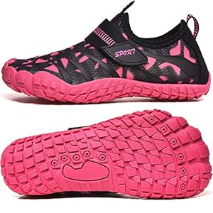 BAOLESEM Barfussschuhe Kinder Badeschuhe Jungen Mädchen Barfußschuhe Aquaschuhe Wasserschuhe Schnell Trocknend Strandschuhe Sport rutschfest 1 Schnorchelmasken 51XBvo7ni1L. SS300 Obermaterial: Elastisches Mesh + 3D-Offsetdruck. Schnelltrockende und atmungsaktiv, nicht stickig.
Innenmaterial: Mesh + Wabenloch EVA - Elastisch, abnehmbar, atmungsaktiv, schnelltrocknend und weich.
Sohle: Gummi. Die Schuhe Sohle besteht aus hochwertigem Gummi Material, das rutschfest, verschleißfest und weich. Schützt die Füße vor Seeigel im Meer.
Verschluss: Schnellverschluss
Absatzhöhe: 1 cm
Absatzform: Flach
Materialzusammensetzung: Hochwertigem Waterproof+Strapazierfähige Gummi Anti-Rutsch-Sohle.
Schuhweite: Schmal