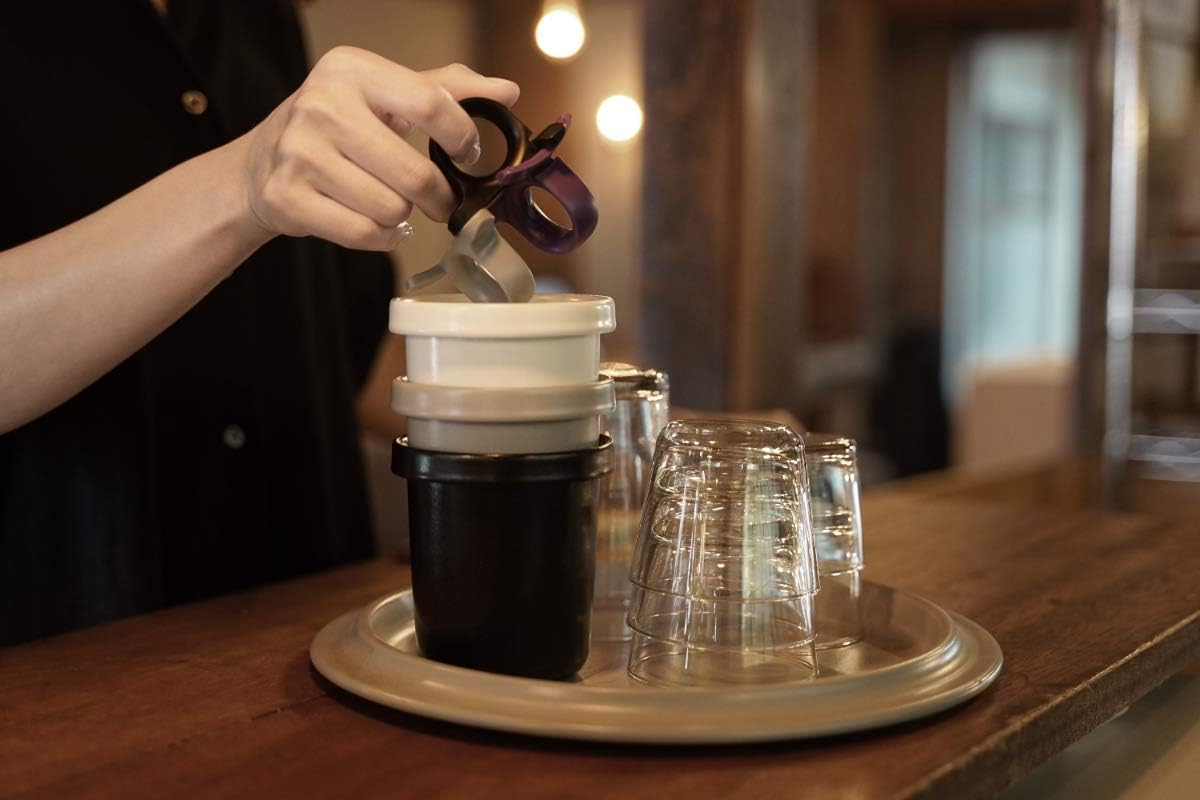 ハンドルを取り外してマグカップをスタッキング収納しているところ