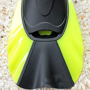 Schnorchelmasken 51XwHv%2B4tYL. SS300 Macht Wasser tretend einfacher, kombiniert mit Silikon und Kunststoff, würden Kinder Flossen erleichtern in Wasser zu manövrieren.Silikon tut gut in guter Elastizität, die Ihre Muskeln beweglich und effektiv treten aber nicht Reifen zur Verfügung stellt.Kunststoff kann man viel Kraft geben.
Bequem zu tragen, können Kleinkind Flossen gut auf den Beinen bleiben.Weich und orthopädische Fuß Tasche reduziert die Reibung und Scheuern.Flossen für Kinder sind für lange Schwimm-Sessions ideal.Clean-Schnittkante sorgt für Komfort, wenn Sie sie tragen.
Abgewinkelt Klinge nach unten maximiert Kick Segment Maximierung Antrieb, Silikon Rippenteil bietet agile und effektive treten aber nicht ermüden die Muskeln, können Plastikrippenteil geben Ihnen viel Power