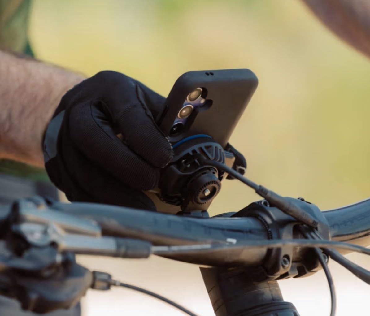 Quad Lock USB Waterproof Wireless Charging Head for Motorcycle and 360 Range