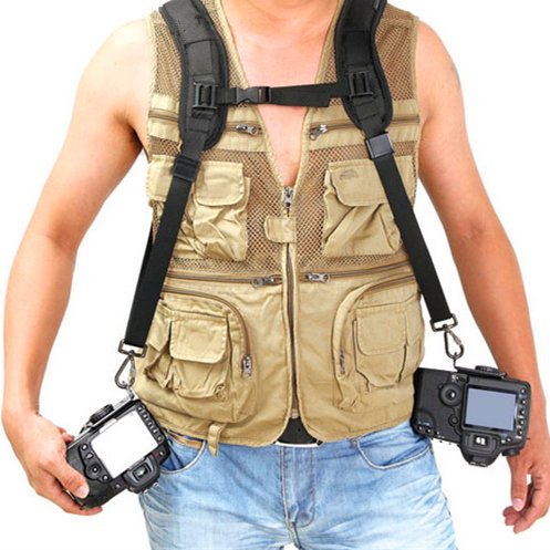 KENGEL Doppelschulter Doppel-Kameragurt, während die beiden Kameras eine Stativbasis haben. – Bild 4