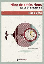 Mine de petits riens sur un lit à baldaquin