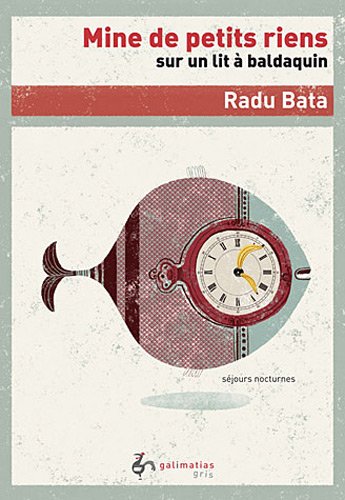 Mine de petits riens sur un lit à baldaquin