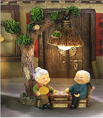 Alter Mann und alte Dame kennen sich, um Schachnachtlicht-Paarschmuck 11 * 8 * 16cm zu spielen