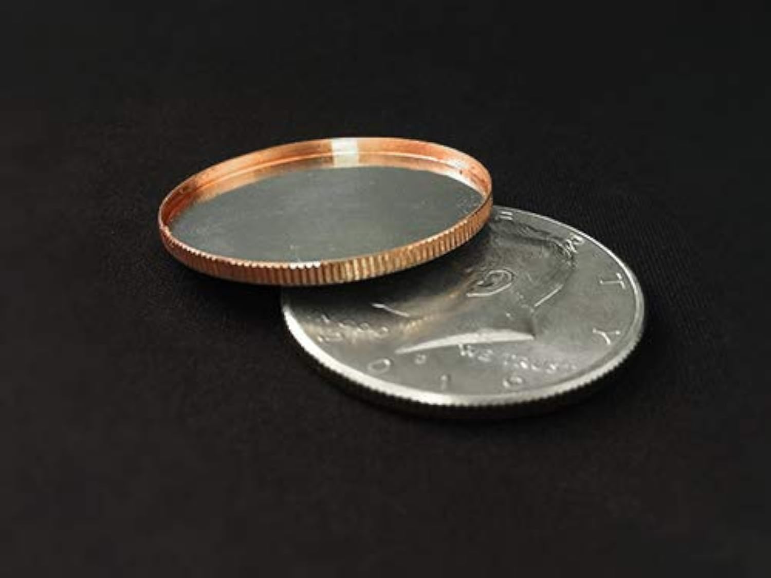 Doowops 1pc Magnetic Expanded Shell (Half Dollar) Magic Tricks Appear Vanish Magic Magician Accessory Close Up Illusions Props Gimmick