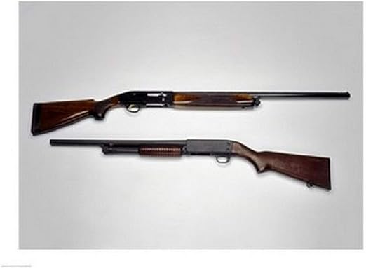 Primer Plano De Una Beretta Calibre 20 Y Una Ithca Escopeta