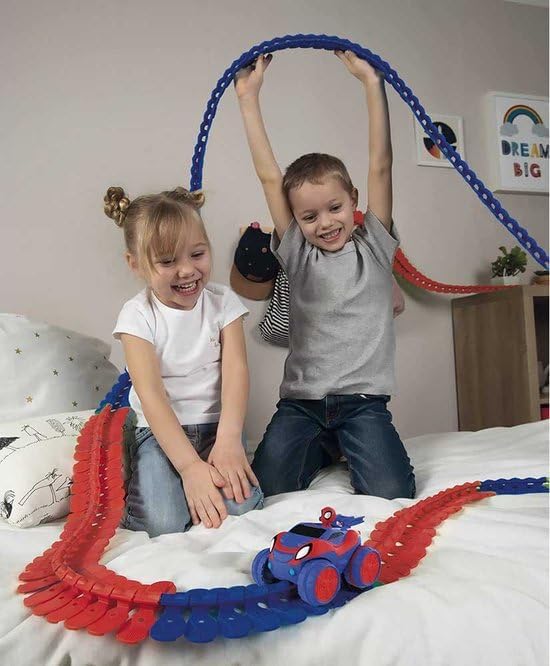 - Flextreme Spidey, carris flexíveis de carro Spidey, inclui carro com luzes, 184 secções, até 4,4 m de pista (7600180918)