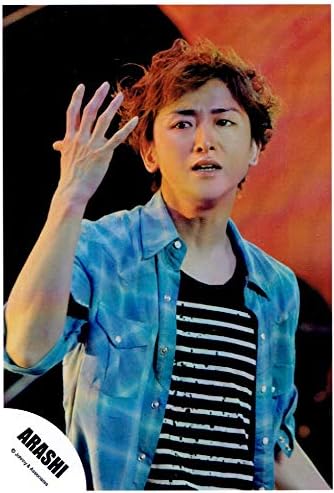 Amazon 大野智 嵐 公式生写真 まだ見ぬ世界へ 衣装水色 黒 白 背景黒 オレンジ アイドル 芸能人グッズ 通販