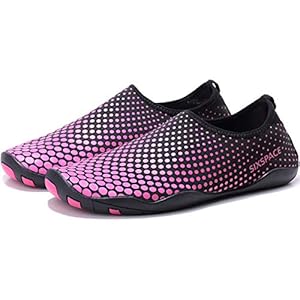 Schnorchelmasken 51bgvMb3jcL. SS300 Obermaterial: Neopren + Gummi, Weiche Sohlen, bequem und elastisch.
Innenmaterial: Polyester + Elasthan. Deshalb trocknen die Schuhe sher schnell. Atmungsaktiv, dünn, wie eine Haut.
Sohle: Die Sohle besteht aus rutschfestem Gummi. So können Sie Trost im Wasser, Turnhalle und am Strand spielen. Weich und flexibel.