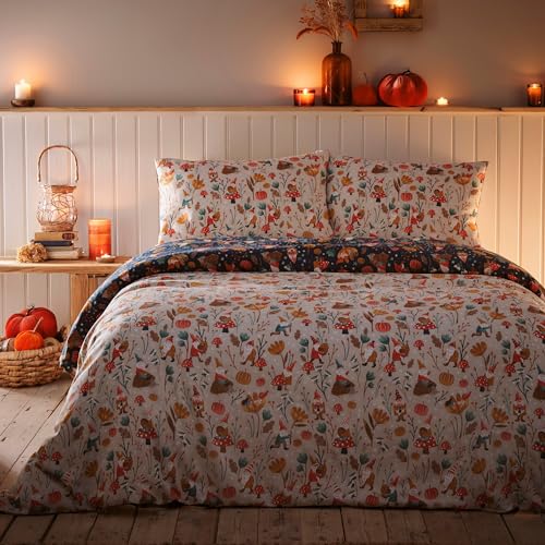 Fusion - Funda Nordica Autumn Gonks - 230 x 220 cm - Reversible (2 Colores) - 2 Fundas de Almohada Incluidas - Ropa de Cama Woodland en Natural y Azul Marino - Funda Nordica Setas y Calabazas