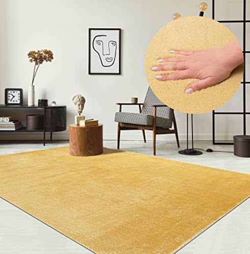 the carpet Relax kuscheliger Kurzflor Teppich, Anti-Rutsch Unterseite, Waschbar bis 30 Grad, Super Soft, Felloptik, Gold, 160 x 220 cm