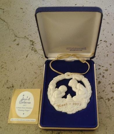 Gorham ** Joys of Christmas - Parian Medallion "Evening Prayer ** GOR1977