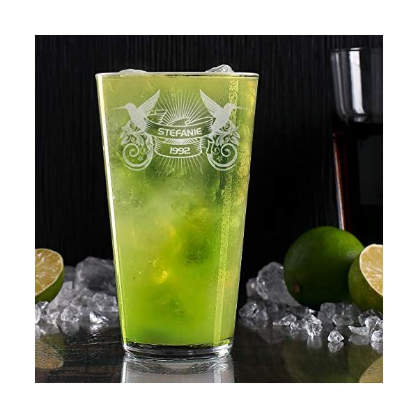 Herz & Heim® Cocktailglas mit Gravur des Namens und Geburtsjahr im karibischem Design – Bild 4