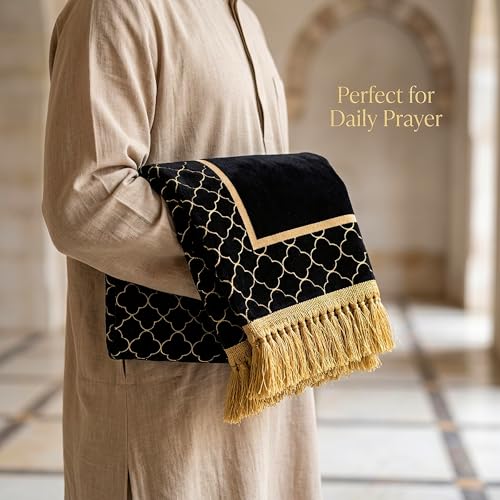 Aishini Soft Velvet Prayer Mat 70×110 cm – Thick Islamic Sajadah Janamaz with Anti-Slip Base, Washable Lightweight Salat Rug for Men Women & Kids, Elegant Prayer Mat for Ramadan Eid Gift