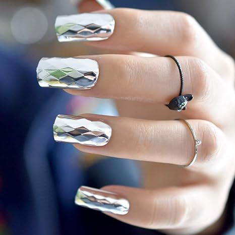 Amazon Co Jp フェイクネイルパッチ ファッションメタリックシルバー偽の釘金属3d菱形のパターンロングスクエア偽の爪は スタイルアートフランスのヒントクール Color Silver ホーム キッチン