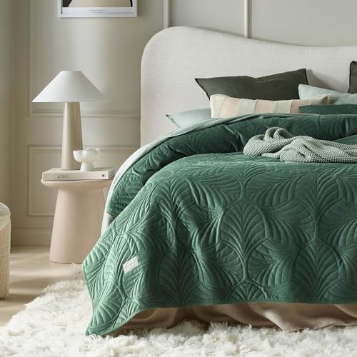 ROOM99 Feel Elegant Bedspread in Dark Green 220 x 240 cm Versatile Blanket Bed Throw or Sofa Throw Blanket for Bed and Sofa Quilt Style Ideal as Bedspread Velvet Velvet