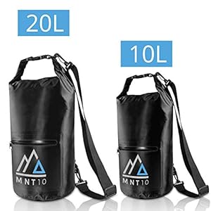 MNT10 Dry Bag Packsack wasserdicht mit Tragegurt I Dry Bags Waterproof in 10l oder 20l I Wasserfeste Tasche fรผr Reisen, Outdoor und Camping I Seesack robust und widerstandsfรคhig (Schwarz, 10 L) 2 Schnorchelmasken 51dOosjZT7L. SS300 ๐ ๐ ๐ก๐ง๐ญ๐ฌ - ๐๐ซ๐ฃ๐๐ข๐ฅ๐ ๐ง๐๐ ๐จ๐ก๐๐ก๐ข๐ช๐ก Die Freiheit ruft! Wir bei MNT10 wollen, dass Du als allerstes deine Kopf frei hast. Deswegen haben wir fรผr jeden Deiner Plรคne das passende Produkt, und klar: hohe Qualitรคt, fairer Preis! Unsere wasserfeste Dry Bag mit Tragegurt und stabilen Karabinerhaken lรคsst Dich garantiert nicht im Stich.
๐ ๐๐๐๐ก ๐ฉ๐๐๐๐ฆ๐๐๐ง๐๐๐๐ฅ ๐๐๐๐๐๐๐ง๐๐ฅ. Egal ob auf der nรคchsten Rucksack-Tour, im Skiurlaub, beim Boot oder Kajak fahren, zum Schwimmen oder im Alltag. Unser wasserfester Packsack hรคlt Nรคsse von Kleidung, Schuhen oder Wertsachen fern und schรผtzt, was Dir lieb ist! Wichtig an dieser Stelle: der Dry-Bag darf nicht lange unter Wasser getaucht werden!
โ
๐ฆ๐ง๐๐๐๐๐๐ฆ ๐ ๐๐ง๐๐ฅ๐๐๐ & ๐ฃ๐๐๐ง๐ญ ๐ข๐๐ก๐ ๐๐ก๐๐. Unsere wasserdichte Tasche bietet mit 10 oder 20 L jede Menge Stauraum. Das Material ist zu 100% wasserfest, zusรคtzlich hat der Dry Bag versiegelte Nรคhte. So ist der Inhalt gut geschรผtzt und maximale Sicherheit ist garantiert. Mit der praktischen wasserabweisenden Reiรverschluss-Auรentasche bringst Du auch kleine Gegenstรคnde unter und fรผr Trinkflaschen gibt es die separate Auรentasche.